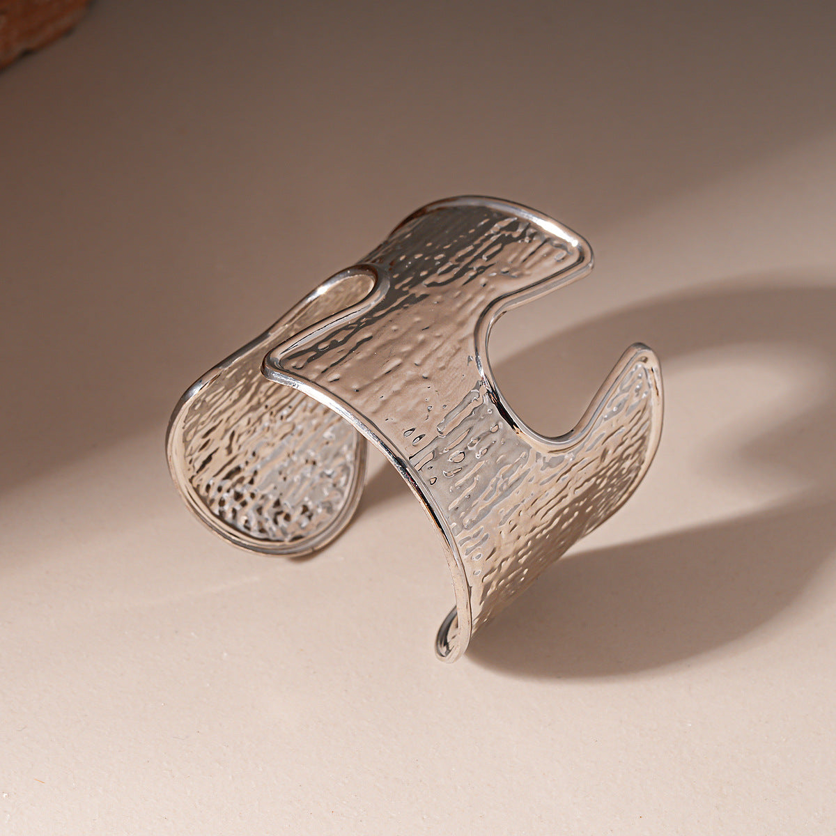 Heavy-duty Metallic Textured Pleated Hollow-out Round Open Bangle