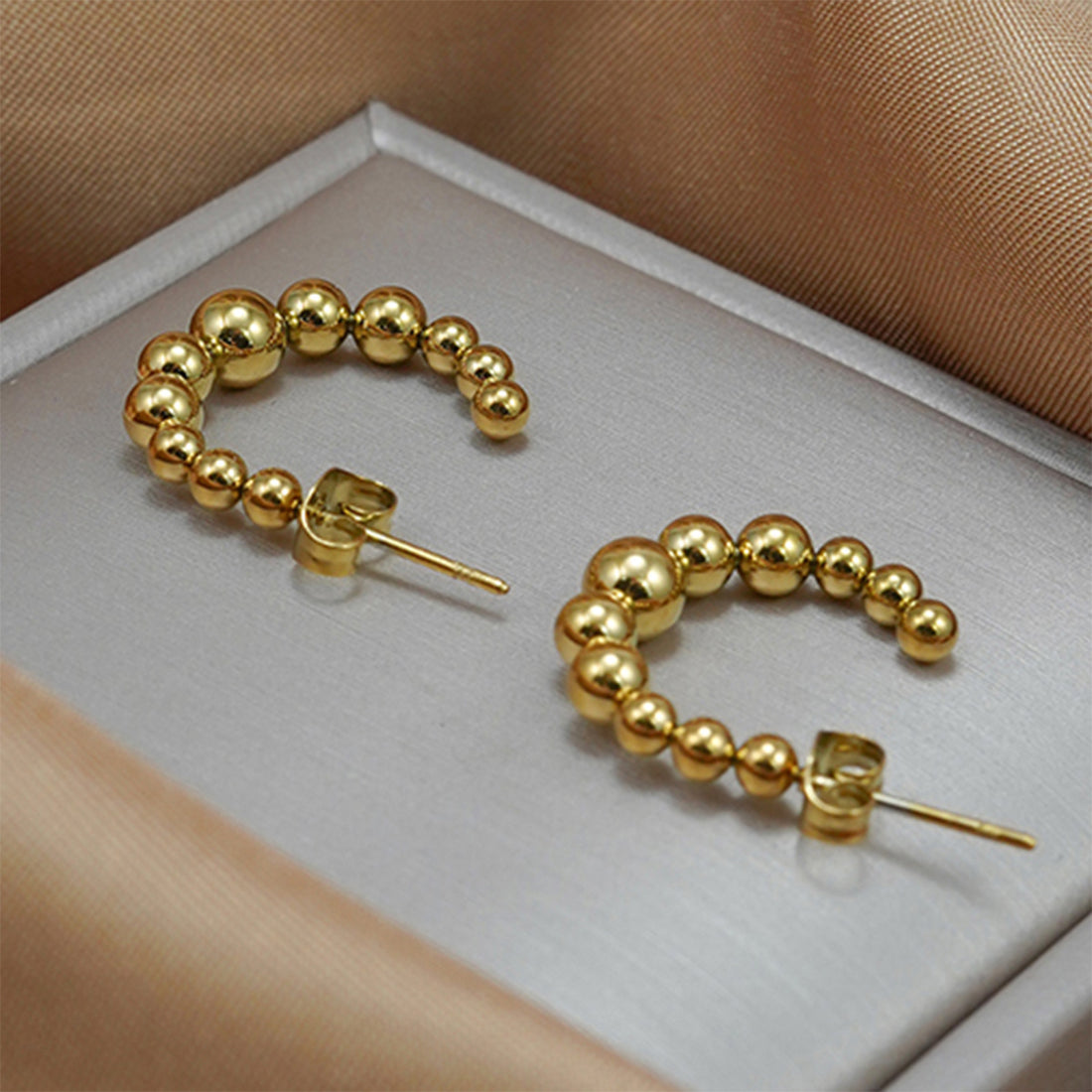 Lxalry Golden Jewelry Set - Crescent Pendant Necklace &amp; Earrings, Minimalist Metal Accessories, Elegant Everyday Jewelry, Perfect For Black Outfits, Dainty Clavicle Chain
