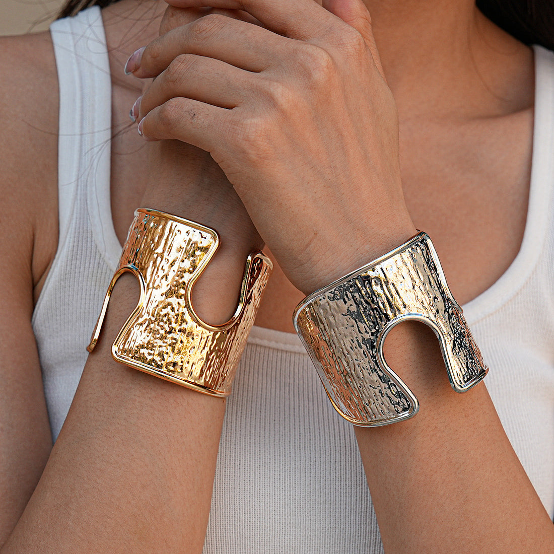 Heavy-duty Metallic Textured Pleated Hollow-out Round Open Bangle