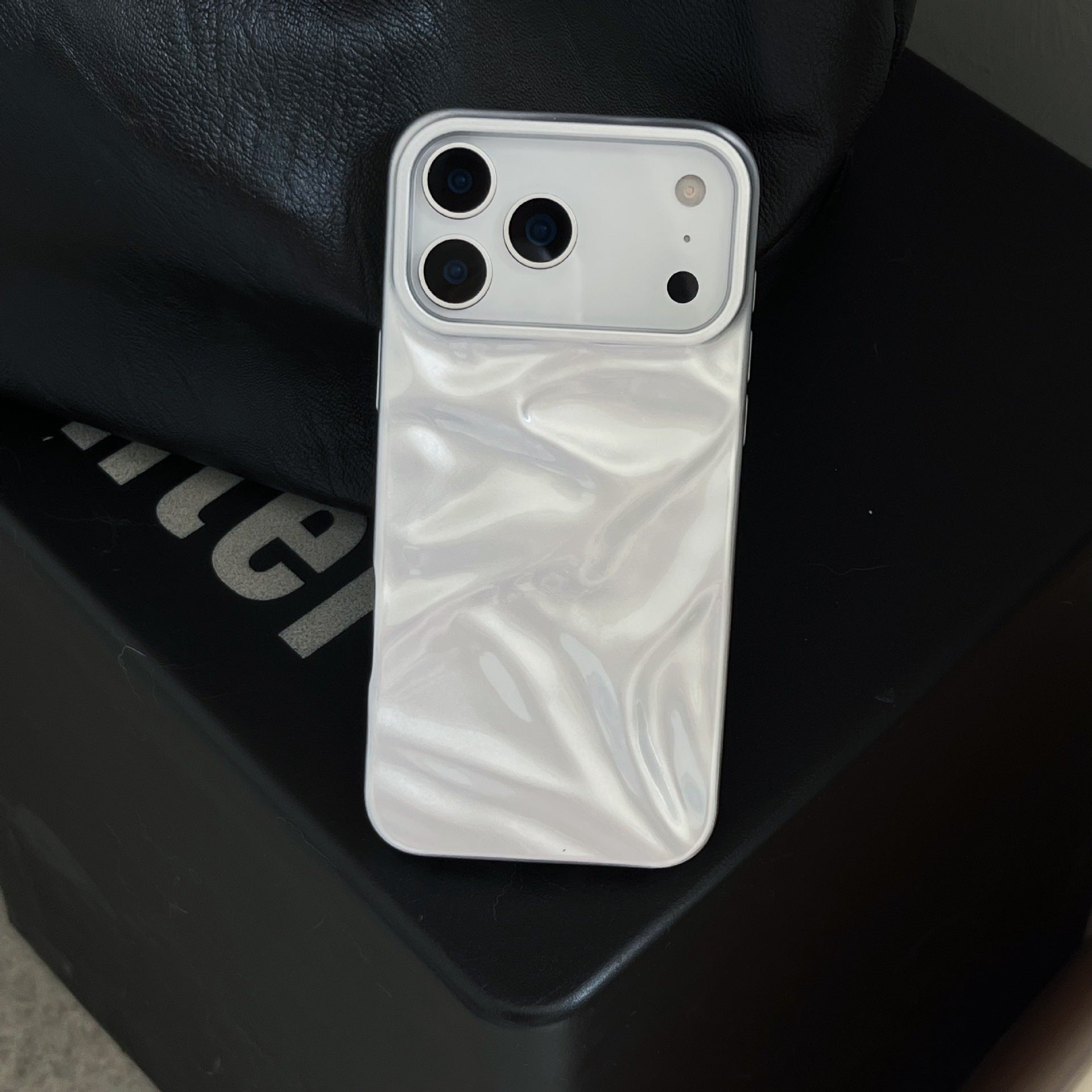 High-grade Cream White Pleated Pattern Phone Case