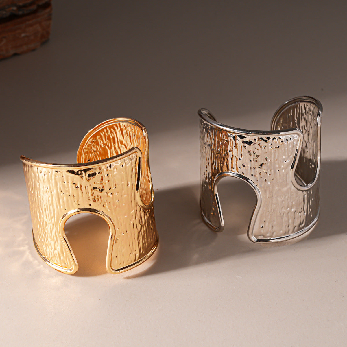 Heavy-duty Metallic Textured Pleated Hollow-out Round Open Bangle