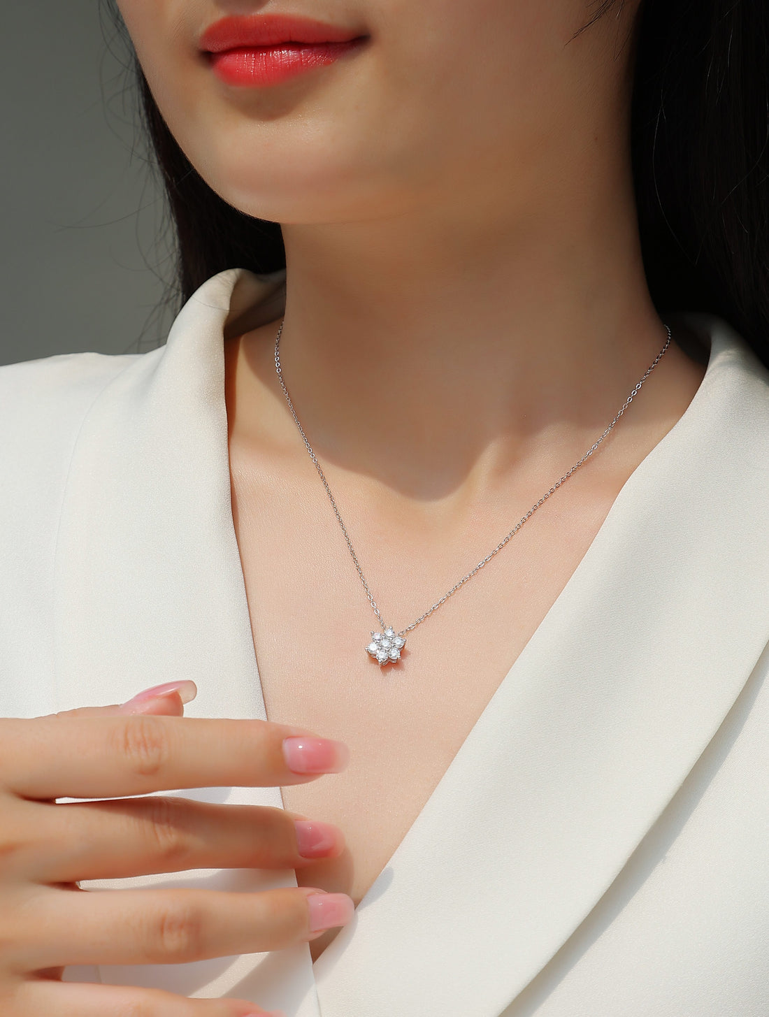 Snowflakes Fluttering - A Fashionable And Luxurious Diamond Jewelry Pendant Set With Moissanite S925 Sterling Silver And Platinum Plating