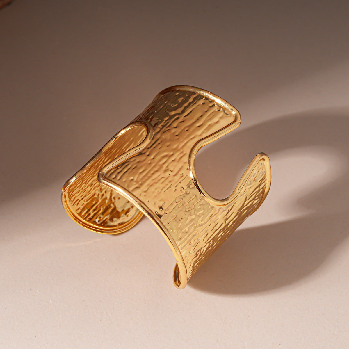 Heavy-duty Metallic Textured Pleated Hollow-out Round Open Bangle